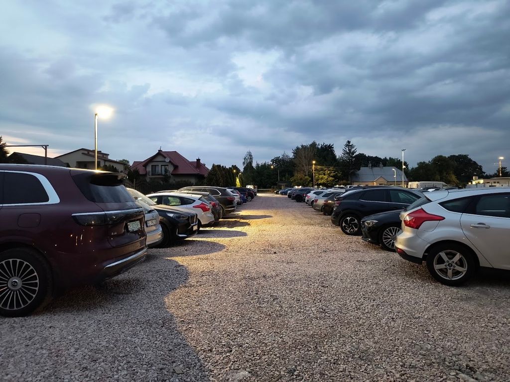 Central Parking P66 - oświetlony plac wieczorem - lotnisko Warszawa Okęcie (WAW)