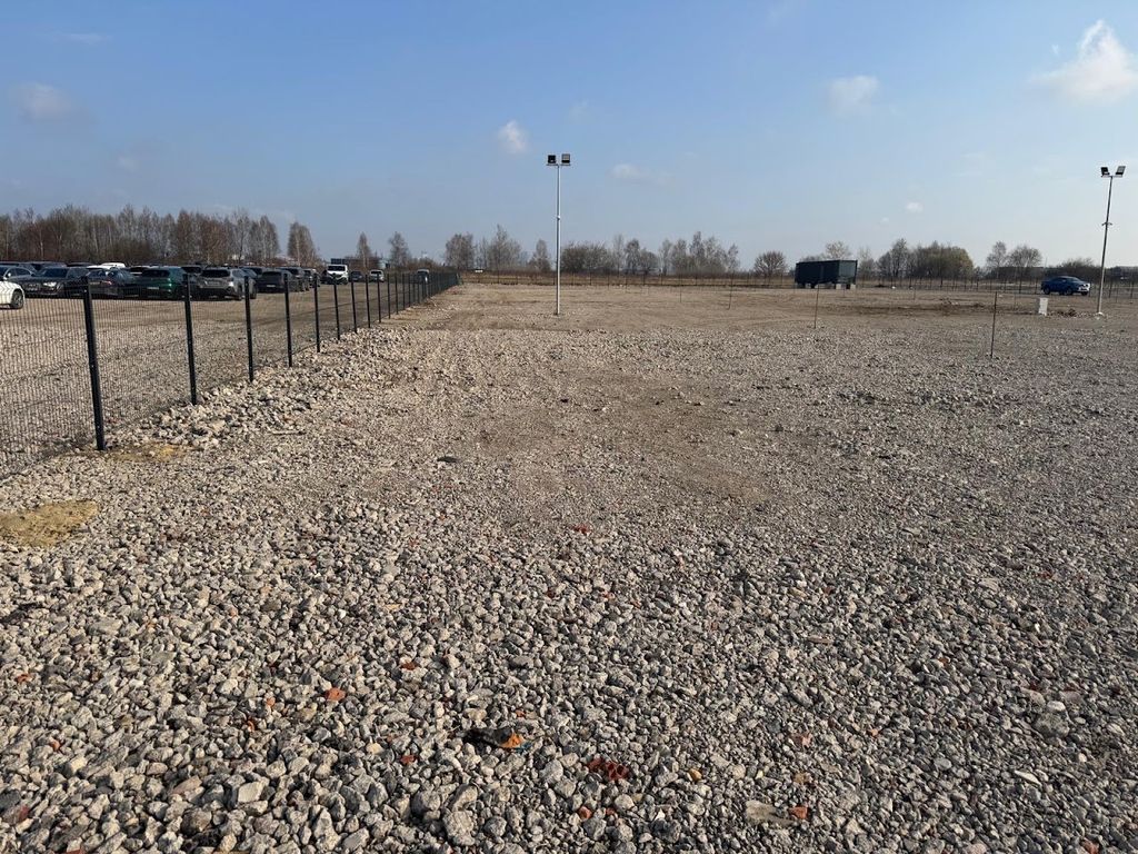 SkyParking - oświetlony plac parkingowy - lotnisko Warszawa Okęcie (WAW)