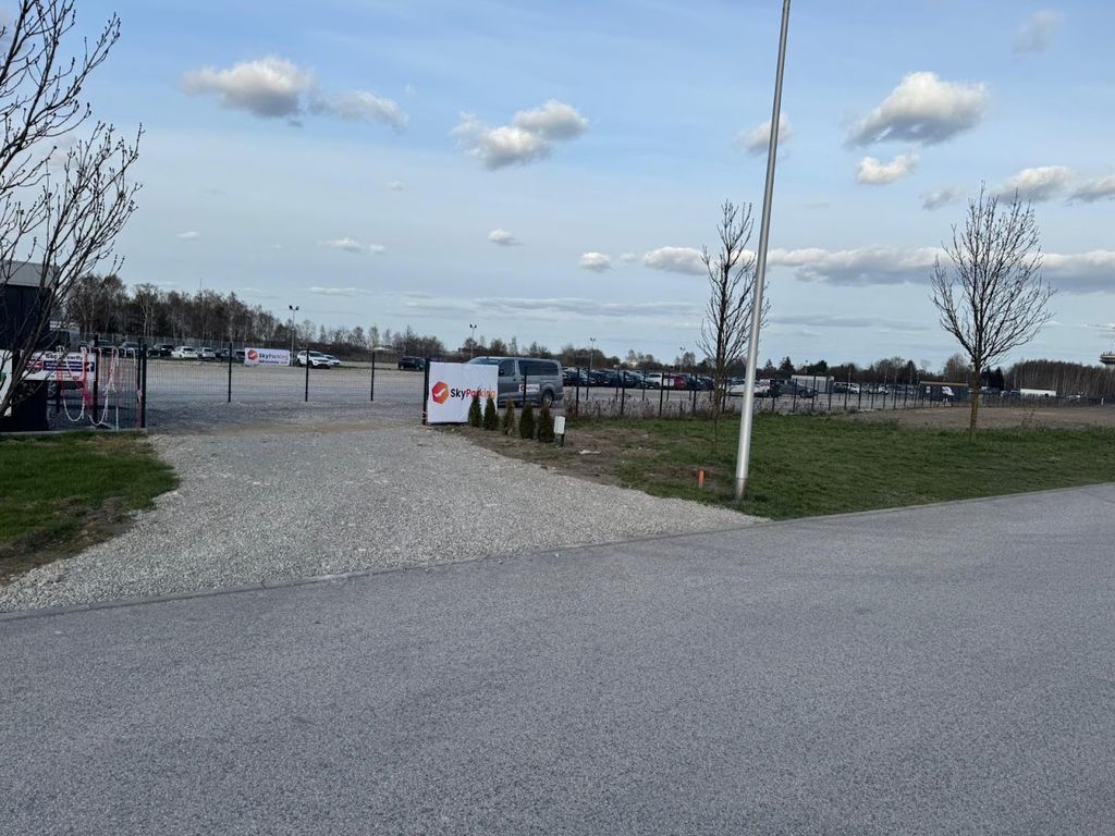 SkyParking - droga dojazdowa i plac - lotnisko Warszawa Okęcie (WAW)