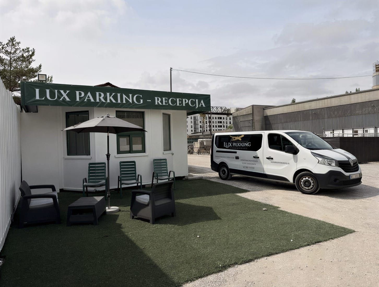 Lux Parking Premium - lotnisko Warszawa Okęcie (WAW) - zdjęcie parkingu