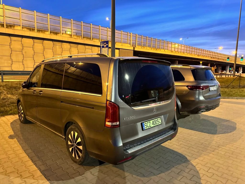 Elite Parking - elektryczny Mercedes EQV do transferu - lotnisko Warszawa Okęcie (WAW)