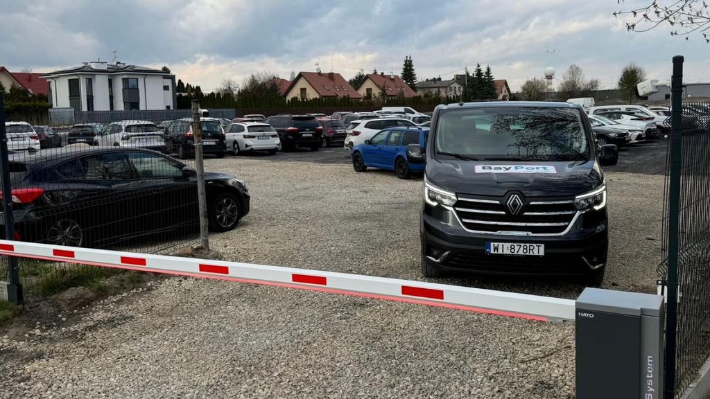 Bay-Port - wjazd ze szlabanem - lotnisko Warszawa Okęcie (WAW)