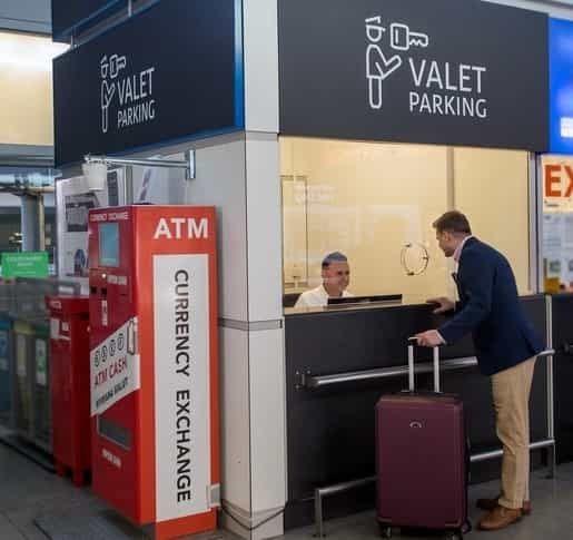 Punkt Valet Parking w hali przylotów Lotniska Chopina